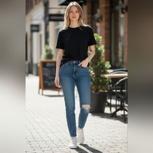 Abercrombie & Fitch Curve Love High Rise Mom Jeans Size 26 Short